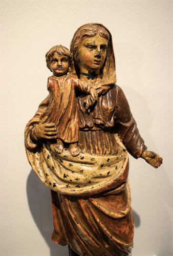 Vierge à l'Enfant  Sculpture en bois polychrome et doré